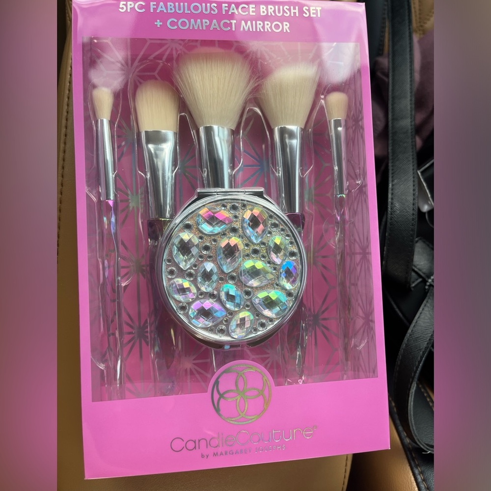 5-Piece Fabulous Face Brush Set with Compact Mirror - Silver and Cream